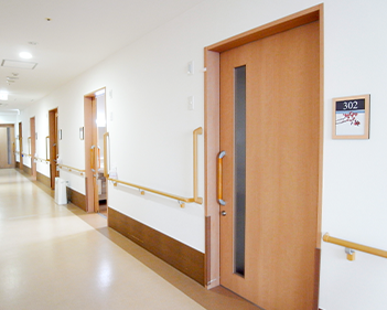 ご利用者様と手を繋いで散歩する様子